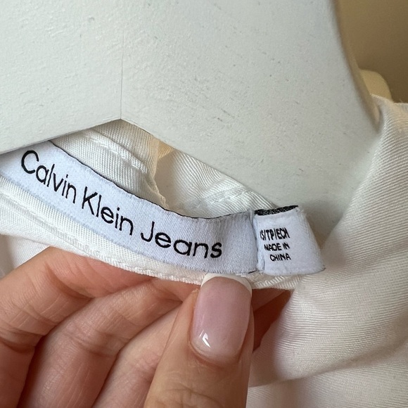 CALVIN KLEIN JEANS Cropped Long Sleeve White Shirt in XS - Picture 10 of 11